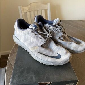 Nike Men's Gray Athletic Shoes